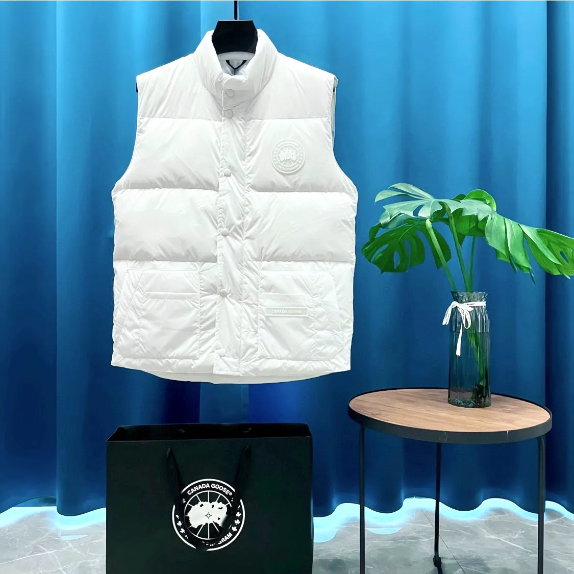 P440 Canadagoose ➡️ Canada 🦢 Glacier Series 💥 Down Vest, look good with it ❗️ Canada Goose’s new “Northern Lights Series” down vest Canada Goose’s new “Northern Lights” Northern Lights white label down vest is on sale! The light and layered colors give people the feeling of being trapped in the mist around icebergs and glaciers. It can be said to be very dreamy! Material list: 1⃣ Original custom-made double-flat 9500-100% nylon nylon material 2⃣ Original YKK zipper, non-auxiliary factory product 3⃣ National standard 80% white duck down, (zp uses 80% white duck down/everything boasting 90% is fake) Material analysis characteristics: 1⃣ Original factory/9500-100% nylon100% nylon Lurex yarn In fact, 100% nylon is rarely pure nowadays. Most of them are mixed with cotton or polyester. Our top-quality original version is developed in accordance with ZP and uses the same material. 2⃣ As we all know, the original version uses 80% white duck down. The fill power refers to the cubic inches of volume occupied by each ounce (30 grams) of down under certain conditions. If one ounce of down occupies 500 cubic inches, the fill power of the down is 500. So we can simply understand it as: fill power is the volume of down, and the volume of down is fill power. The higher the fill power of down, it means that under the same filling amount, down can fix a larger volume of air layer to keep warm and insulate, so the warmth retention of down is better. Size:XS-2XL